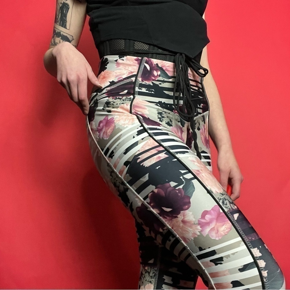 Floral athletic leggings 💖🖤​​​​​​​​​​​​​​​​​​​​​
